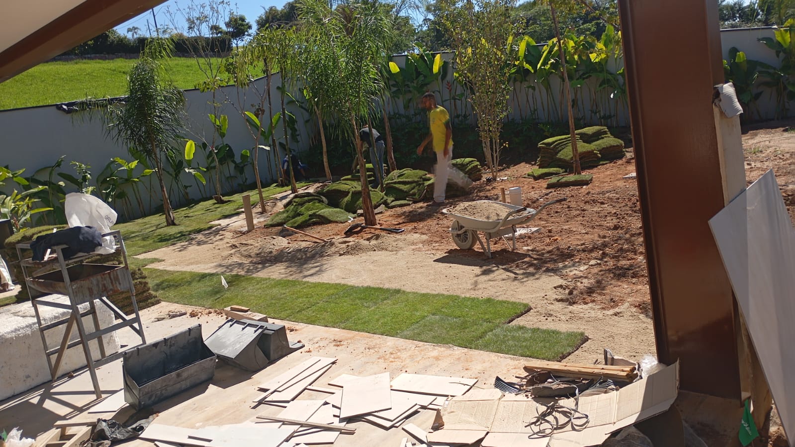 Jardim em área de lazer durante manutenção